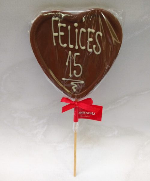 Paleta "Felices 15" de chocolate con leche.
