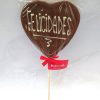 Paleta "Felicidades" de chocolate con leche.